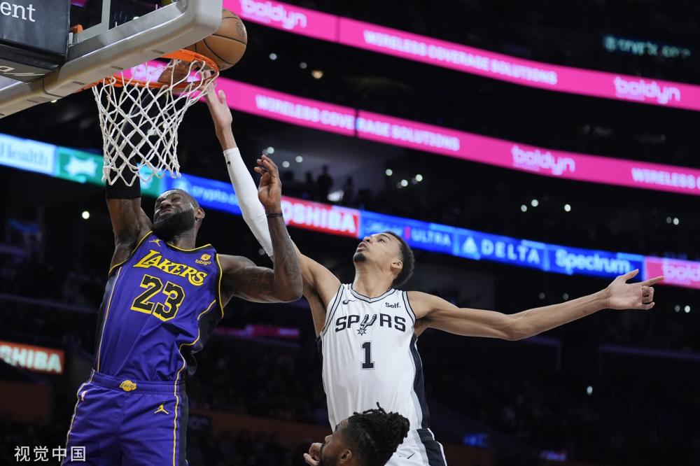 现出专注和 现出专注和